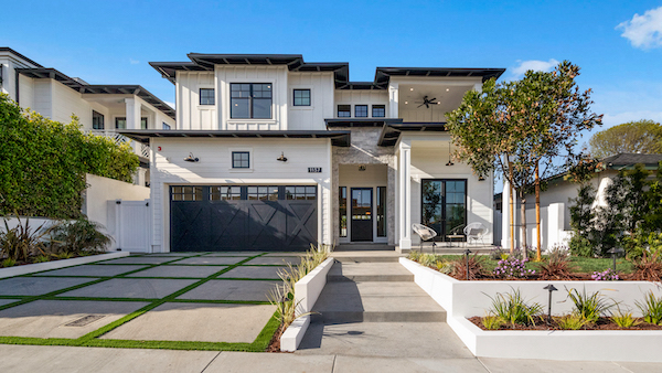 Coastal Plantation Style Home by RODCO Construction in Redondo Beach