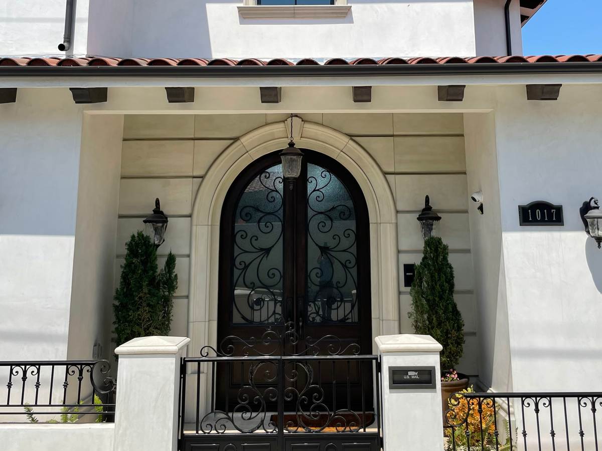 Front view of a Coastal Plantation style home built by RODCO in Manhattan Beach